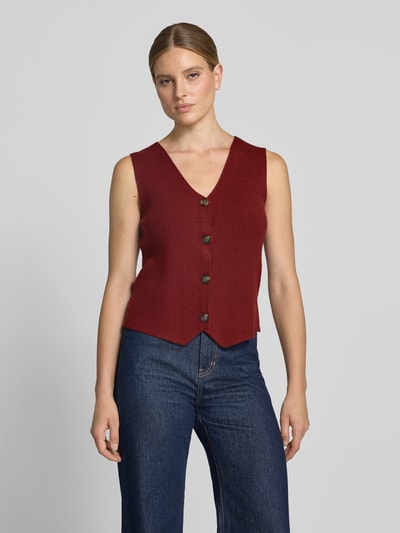 Kobiece modelka nosi bordową kamizelkę Regular Fit z mieszanki wiskozy model 'KANITA' od Soyaconcept do dżinsów, zdjęcie całej sylwetki z przodu, kamizelka damska Soyaconcept.