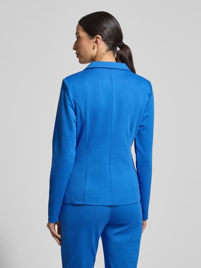 Frauenmodel trägt Regular Fit Blazer mit Viskose-Anteil Modell 'Kate' von ICHI in kräftigem Blau, Elastischer-Material-Mix, taillierte Passform, Reverskragen, Paspeltaschen, Knopfverschluss, Rückenlänge 59 cm, Brustweite 44 cm, Ärmellänge 64 cm, Ganzkörperansicht Rückansicht.