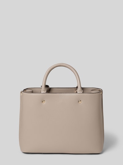 Produktfoto, beigefarbene Handtasche mit Label-Applikation Modell 'ECO MERIDIAN II' von Guess, sichtbare Struktur, Tragehenkel und Schulterriemen, rechteckige Form, Hauptfach mit Reißverschluss, goldfarbene Details, Maße 33x23x11 cm, schlichte Optik.
