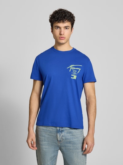 Männermodel trägt Regular Fit T-Shirt aus reiner Baumwolle von Tommy Jeans, Optik: Unifarben, Label-Schriftzug, Rundhals, Kurzarm, Jersey, Ganzkörperansicht von vorne.
