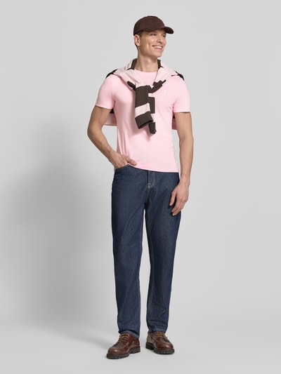 Mannenmodel draagt Regular Fit T-Shirt aus reiner Baumwolle van Polo Ralph Lauren in effen lichtroze, ronde hals, korte mouw, logo-stiksel op de borst, jersey van puur katoen, volledige lichaamsvoorzijde.