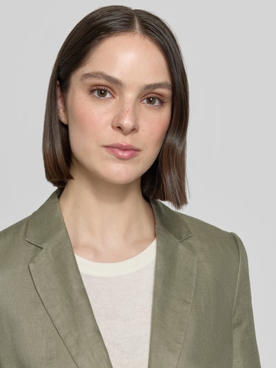Frauenmodel trägt Leinenblazer aus Reinen Leinen mit Reverskragen von Christian Berg Woman Select-Kollektion, Tailliert, Nahaufnahme Oberkörper.