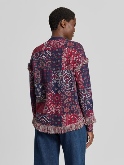 Vrouwenmodel draagt cardigan uit Viscosemix in tricotlook met all-over paisleyprint van Christian Berg Woman, los model, ruglengte maat S 66 cm, mouwlengte maat S 60 cm, rugaanzicht