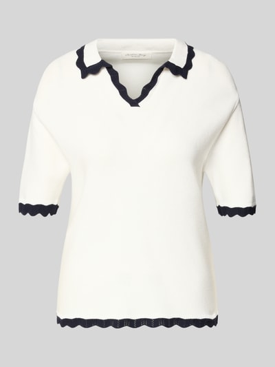 Produktfoto, Strickshirt mit Polokragen und V-Ausschnitt von Christian Berg Woman aus reiner Baumwolle in Weiß mit dunklen Kontraststreifen und Wellensaum.