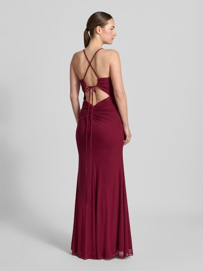 Kobiece modelka nosi Slim Fit Abendkleid mit Raffungen od Mascara, bordowy kolor, podszewka, ramiączka spaghetti, długość tyłu w rozmiarze 36: 136 cm, szerokość w rozmiarze 36: 40 cm, widok całej sylwetki z tyłu