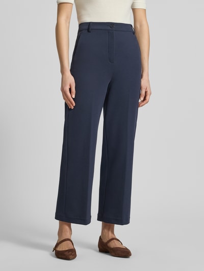 Frauenmodel trägt Regular Fit Anzughose aus Baumwoll-Mix Modell 'ABANO' von Weekend Max Mara in Dunkelblau, unifarben, Jersey-Textur, mit Gürtelschlaufen, Bügelfalten und seitlichen Eingrifftaschen, Ganzkörperansicht von vorne.