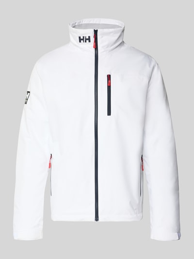 Produktfoto, gerade geschnittene Herren Midlayer Jacke mit Stehkragen Modell 'CREW' von Helly Hansen, weiß mit schwarzen Reißverschlüssen und Logo-Print, glatte Textur, seitliche und Brusttasche mit Reißverschluss, dezenter Label-Patch