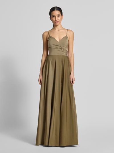 Frauenmodel trägt Abendkleid mit Spaghettiträgern von Laona in Oliv, V-Ausschnitt, Maxi-Länge, taillierte Passform, Ganzkörperansicht von vorne.