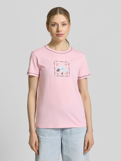 Frauenmodel trägt T-Shirt mit Motiv und Rundhalsausschnitt von Jake*s Casual in Rosa aus reiner Baumwolle, Regular Fit, Ganzkörperansicht von vorne.