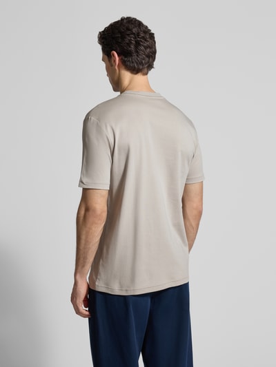 Männermodel trägt Regular Fit T-Shirt aus reiner Baumwolle Modell 'TE_INTERLOCK' von BOSS Orange in Beige, unifarben, Rückansicht.