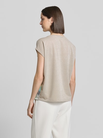 Frauenmodel trägt T-Shirt aus Viskose-Mix mit Strasssteinbesatz von Betty Barclay, beige, Straight Fit, Rückenlänge 61 cm, Ganzkörperansicht Rückansicht.