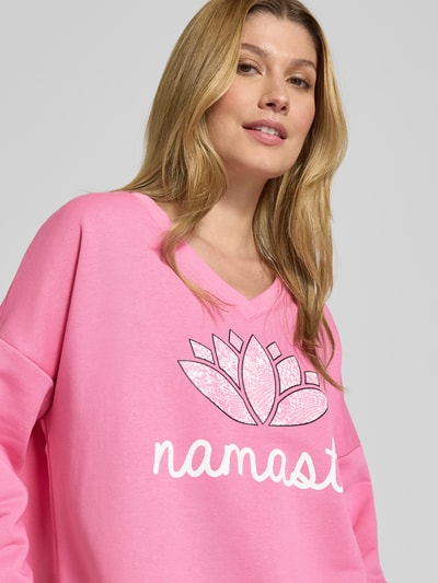 miss goodlife Sweatshirt mit Statement-Print und V-Ausschnitt Rosa 3