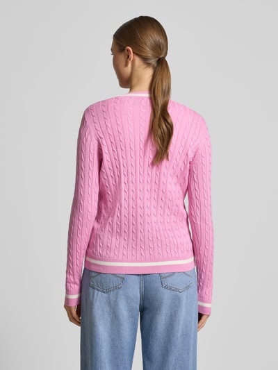 Männermodel trägt Strickpullover mit gerippten Abschlüssen von Christian Berg Woman, różowy, bawełniany, krój regular fit, widok całej sylwetki z tyłu.