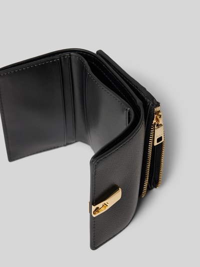 Productfoto, Portemmonaie und Kartenetui im Set aus Leder Modell 'IRIDE' van FURLA, zwart leer met structuurpatroon, goudkleurige pinsluiting, muntvak met ritssluiting, kaartetui met steekvakken, vakken voor pasjes en biljetten, detailopname
