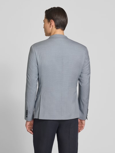 Männermodel trägt Slim Fit 2-Knopf-Sakko mit Pattentaschen von JOOP! Collection, hellgrauer Woll-Mix, Rückenansicht Ganzkörperansicht.