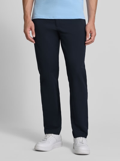 Männermodel trägt Slim Fit Hose mit Gesäßtaschen von MCNEAL in Dunkelblau mit Eingrifftaschen und Knopf-Reißverschluss, Nahaufnahme Oberkörper. Bundweite 45 cm, Innenbeinlänge 82 cm, Größe M.