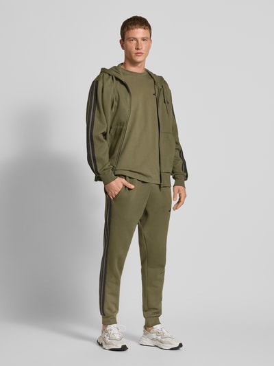 adidas Sportswear Spodnie dresowe z elastycznym pasem i wyhaftowanym logo Oliwkowy 1