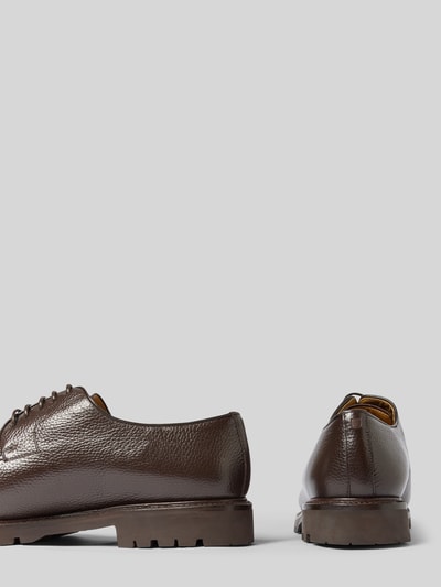 Produktfoto, braune Halbschuhe mit Strukturmuster, Modell 'Haywood' von Henry Stevens, abgerundete Form, Schnürverschluss, strukturierte Oberfläche, 3 cm Absatz, 7 cm Schafthöhe, 13 cm Schaftweite bei Größe 44, nebeneinander stehend vor grauem Hintergrund