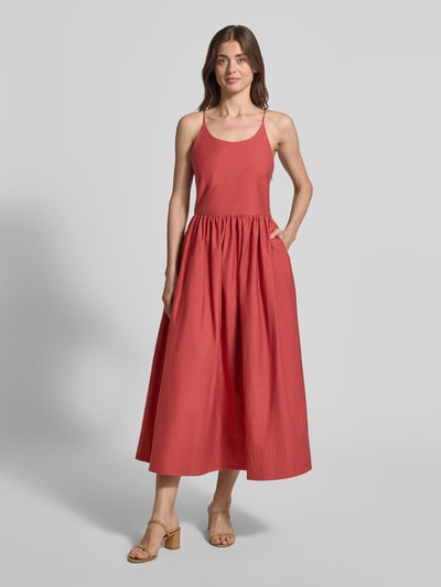 Kobiece modelka nosi sukienka midi z wpuszczanymi kieszeniami model 'COVER' od SUNCOO PARIS, mieszanka bawełny, linia a, cienkie ramiączka, wiązanie z tyłu, długość tyłu w rozmiarze S: 114 cm, szerokość w rozmiarze S: 37 cm, zdjęcie całej sylwetki z przodu.