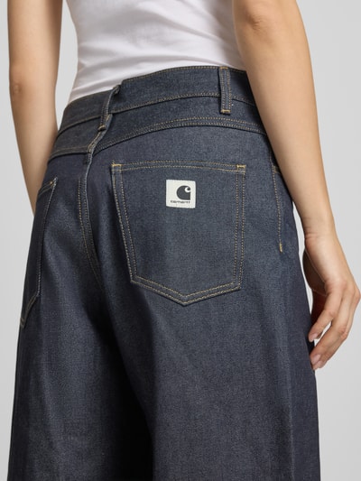 Frauenmodel trägt Jeans mit weitem Bein Modell 'Brandon' von Carhartt Work In Progress aus reiner Baumwolle, Detailaufnahme Rückansicht.