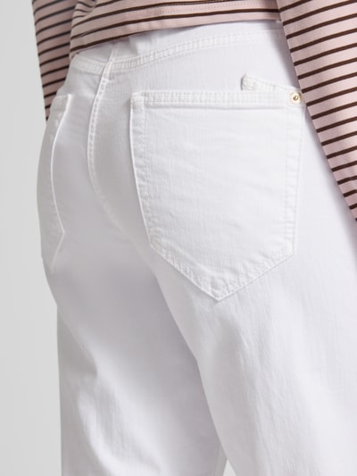 Frauenmodel trägt Relaxed Fit Jeans aus Baumwoll-Mix Modell 'GAIA RELAXED' von Cambio, Optik: Unifarben, Nahaufnahme Rückansicht.