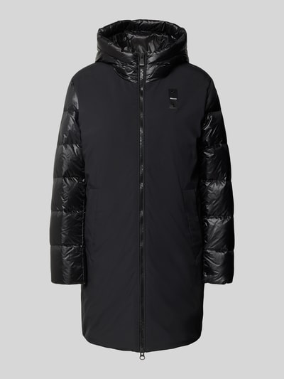 Produktfoto, schwarze Steppjacke mit Kapuze, glänzende und matte Partien, Zweiwege-Reißverschluss, Modell 'SAWYER' von Blauer USA, Regular Fit, Daunen-Federn-Füllung, Label-Detail auf der Brust, längere Form