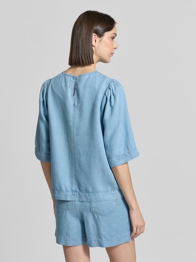 Frauenmodel trägt Regular Fit Bluse in Denim-Optik von Rich & Royal aus Reine Baumwolle mit Rundhalsausschnitt und Knopfverschluss, Ganzkörperansicht Rückansicht.