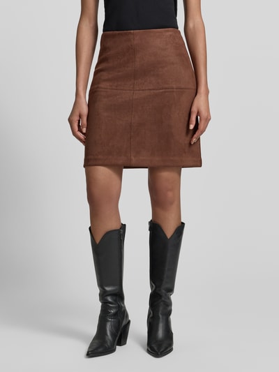 Frauenmodel trägt Slim Fit Mini-Rock mit verdecktem Reißverschluss von s.Oliver RED LABEL, Optik: Unifarben, Materialverarbeitung: Samt, Label-Stitching-Applikation, Mini-Länge, Nähte, Ganzkörperansicht von vorne.