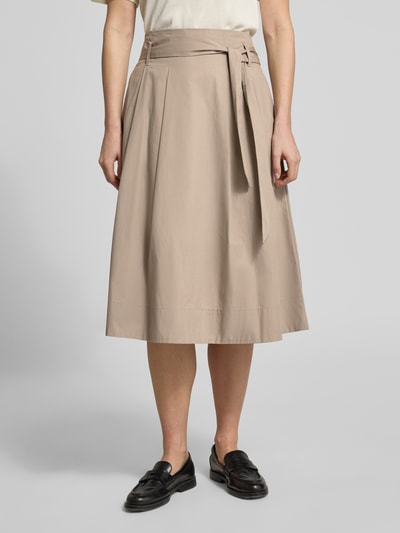 Frauenmodel trägt Regular Fit Midirock in Falten-Optik von Christian Berg Woman aus Reine Baumwolle mit Stoffband, Nahaufnahme Unterkörper.