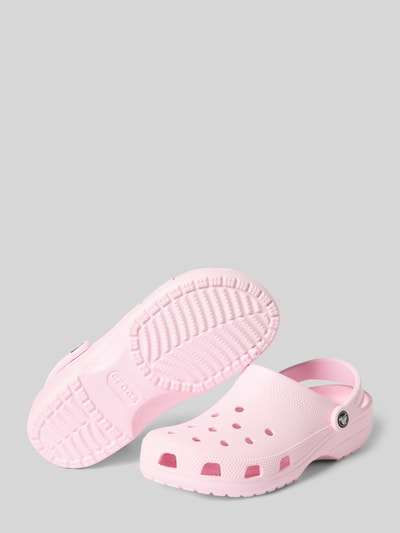 Productfoto, Clogs met Label-Detail van Crocs in lichtroze, afgeronde neus, instapmodel, verstelbare riem, hakhoogte 4 cm, textuur met profielzool