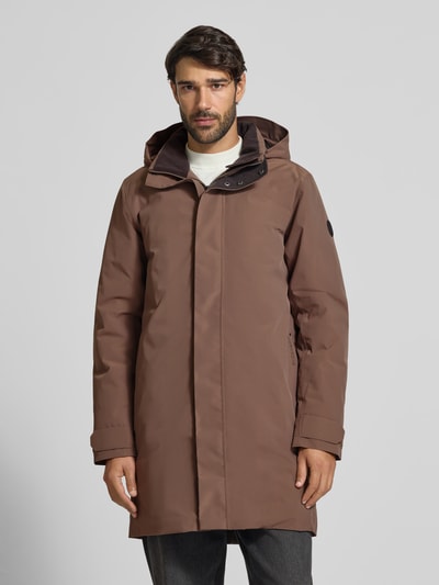 Männermodel trägt Parka mit Kapuze Modell 'HEKTOR' von Didriksons, braun, krój regular fit, Stehkragen, verdeckter zamek błyskawiczny, pasek na rękawie, długość tyłu w rozmiarze M: 99 cm, szerokość ramion w rozmiarze M: 48 cm, szerokość klatki piersiowej w rozmiarze M: 50 cm, długość rękawa w rozmiarze M: 71 cm, pełny widok z przodu
