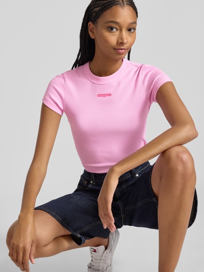 Tommy Jeans T-shirt o kroju slim fit z prążkowaniem Mocnoróżowy 3
