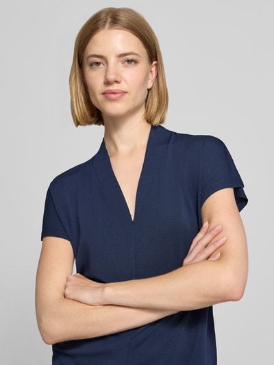 Frauenmodel trägt Regular Fit Bluse mit V-Ausschnitt Modell 'Yrsa' von FREE/QUENT in Dunkelblau, elastischer Material-Mix, Nahaufnahme Oberkörper.