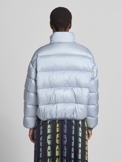 Frauenmodel trägt Regular Fit Jacke in Stepp-Optik mit Stehkragen von Marc Cain in Hellblau, elastische Abschlüsse, Ganzkörperansicht Rückansicht.