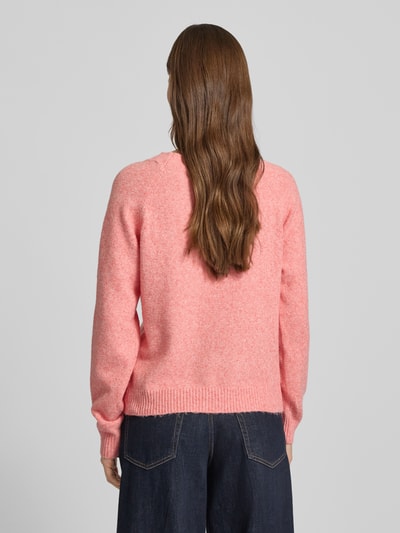 Frauenmodel trägt Regular Fit Strickpullover mit Crew Neck Modell 'DOFFY' von Vero Moda in Rosa, unifarben, Stricktextur, Ganzkörperansicht Rückansicht.