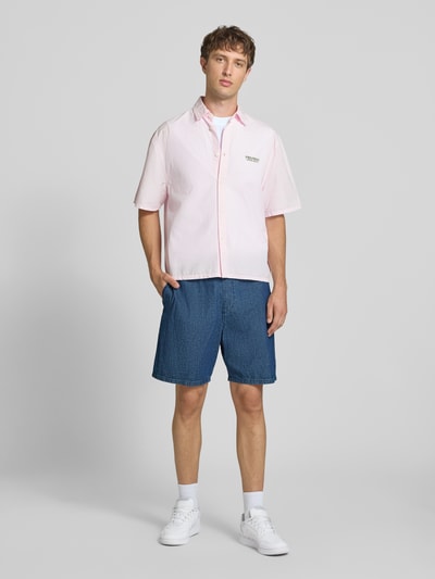 Männermodel trägt Shorts mit elastischem Bund von REVIEW aus reiner Baumwolle in Blau, Regular Fit, Ganzkörperansicht von vorne.