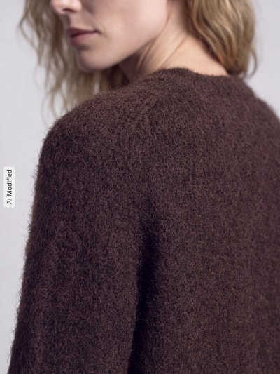 Frauenmodel trägt Regular Fit Pullover mit Woll-Anteil von Jake*s Casual in dunkelbrauner Farbe mit weicher Textur, Nahaufnahme Oberkörper, KI-modifiziertes Bild.