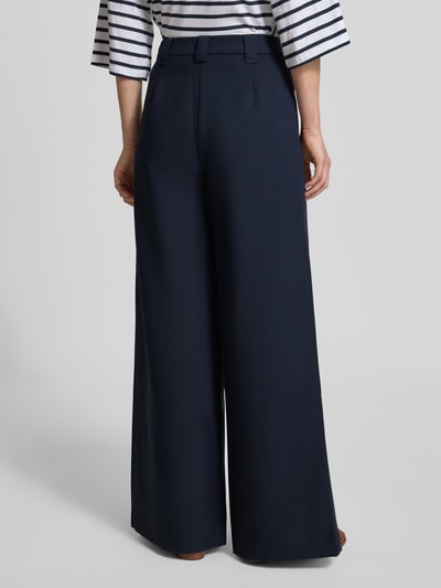 Frauenmodel trägt Wide-Leg-Pants HOSE DORINA von GUIDO MARIA KRETSCHMER WOMAN, dunkelblau, Material-Mix mit Viskose-Anteil, Gelegte Falten, Ganzkörperansicht Rückansicht.