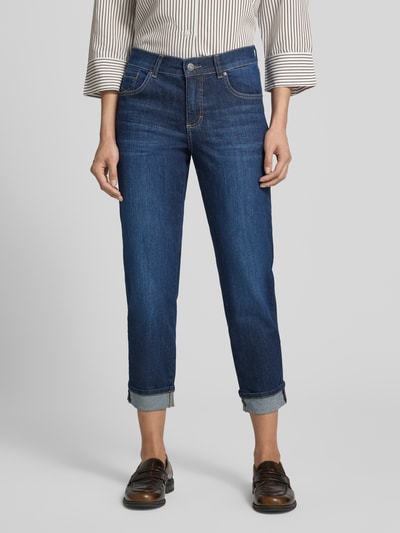 Frauenmodel trägt dunkelblaue Straight Fit Jeans aus Baumwoll-Mix Modell 'DARLEEN' von ANGELS, sichtbare Strukturen, Ganzkörperansicht von vorne, Damen Straight Fit Jeans von ANGELS.