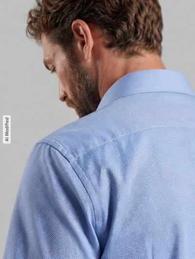 Männermodel trägt Slim Fit Business-Hemd aus Baumwolle mit Kentkragen von Jake*s, hellblau, feine Textur, Ganzkörperansicht Rückansicht.