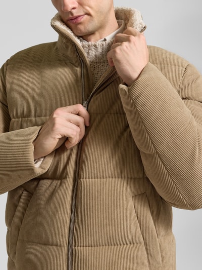 Männermodel trägt Jacke aus Cord mit Label-Stitching von MCNEAL, beige, sichtbare Steppnähte, Reißverschluss, Nahaufnahme Oberkörper. Baumwoll-Mix, Regular Fit, Eingrifftaschen.