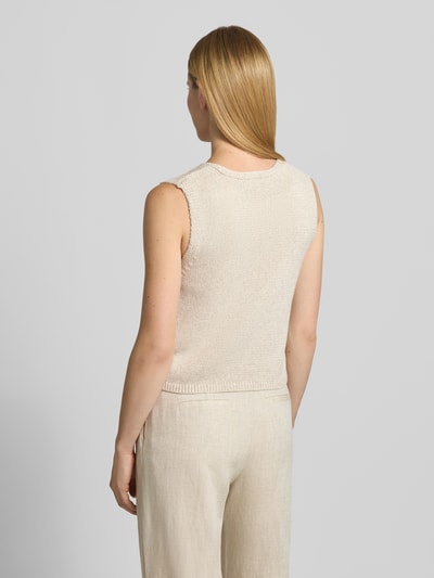 Frauenmodel trägt Strickweste mit Knopfverschluss Modell 'Grscaliva' von FREE/QUENT, Material-Mix mit Leinen-Anteil, Regular-Fit, Rückenlänge bei Größe S 51 cm, natürliche Beige-Töne, feine Stricktextur, Ganzkörperansicht Rückansicht.