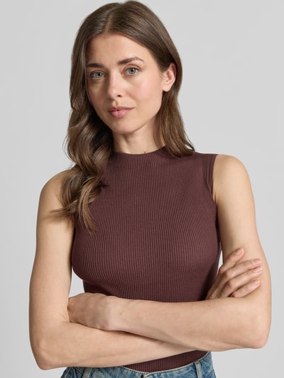 Frauenmodel trägt Slim Fit Top mit Mock-Neck Modell 'FESKIES' von BOSS, unifarben, ärmellos, Rippstrick aus Viskose-Mix, Nahaufnahme Oberkörper.