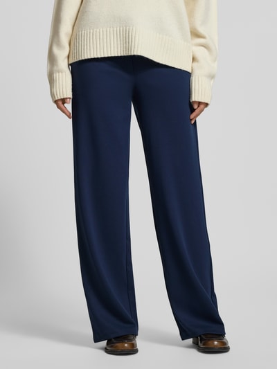 Vrouwenmodel draagt Wide Fit Stoffen Broek met viscose-aandeel model 'Nanni' van FREE/QUENT, marineblauw, detailopname onderlichaam. Elastische materiaal-mix, achterzakken, knoop- en ritssluiting, taillewijdte maat S 40 cm, binnenbeenlengte 79 cm.