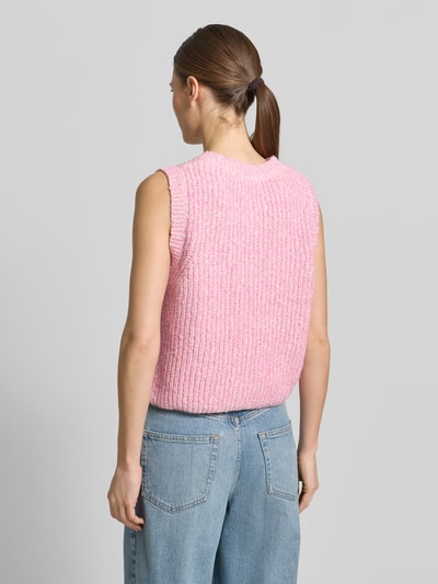 Frauenmodel trägt Strickweste Melange Effekt mit Schmuckknopf von Christian Berg Woman in Rosa mit gerippten Abschlüssen, Ganzkörperansicht Rückansicht.