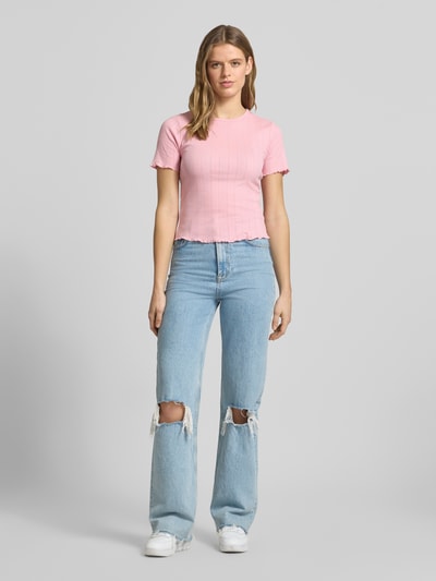 Frauenmodel trägt Slim Fit T-Shirt aus Baumwoll-Mix Modell 'TENNA' von Only, Optik: Unifarben, Rundhals, Kurzarm, Frill-Abschlüsse, Ganzkörperansicht von vorne.