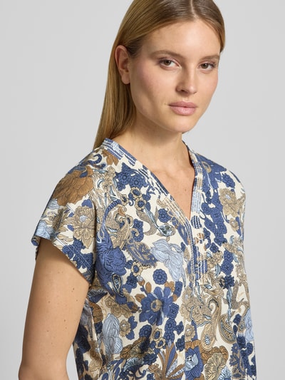 Frauenmodel trägt Damen T-Shirt von Soyaconcept, Modell 'Felicity' aus Viskose-Mix mit Floraler-Print, V-Ausschnitt, Regular-Fit, Nahaufnahme Oberkörper.