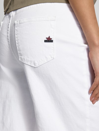 Frauenmodel trägt Jeans im 5-Pocket-Design mit Label-Detail Modell 'Kate' von Buena Vista aus Baumwoll-Mix mit Stretch-Anteil, Nahaufnahme Rückansicht.