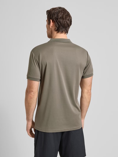 Męski model nosi koszulkę polo Regular Fit Poloshirt mit Logo-Print Modell 'BELLMONT' od Icepeak, kołnierzyk polo, krótki rękaw, długość tyłu 73 cm w rozmiarze M, widok całej sylwetki od tyłu.