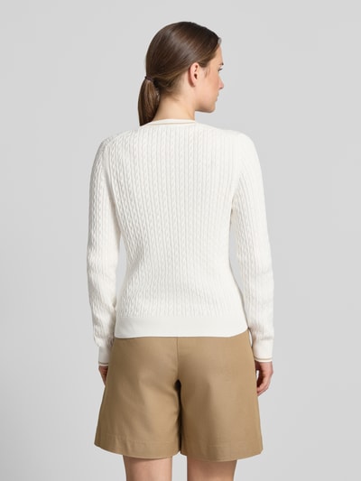 Frauenmodel trägt Regular Fit aus Baumwoll-Mix von Lacoste, Damen Strickjacke, cremeweiß, strukturierte Zopfmuster, Ganzkörperansicht Rückansicht.